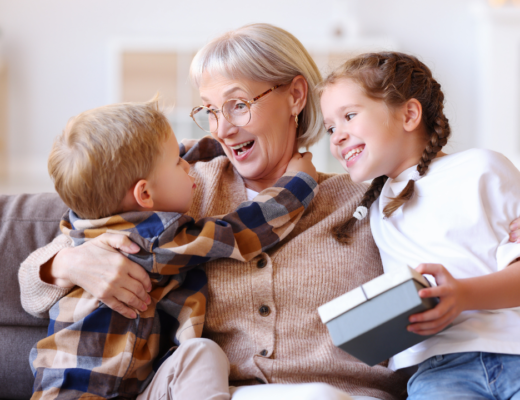 Babcia karmi dziecko słodyczami. Jak reagować?